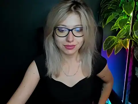 Snapshot of loveHeidi chatting on October 7, 4:24 am loveHeidi online show from October 7, 4:24 am