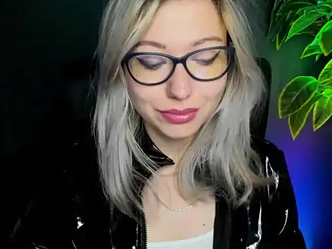 Snapshot of loveHeidi chatting on September 23, 6:42 am loveHeidi online show from September 23, 6:42 am