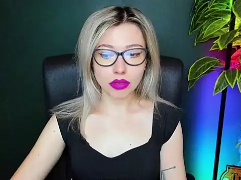 Snapshot of loveHeidi chatting on November 10, 7:24 am loveHeidi online show from November 10, 7:24 am