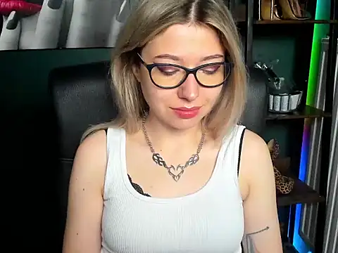 Snapshot of loveHeidi chatting on July 15, 4:30 am loveHeidi online show from July 15, 4:30 am