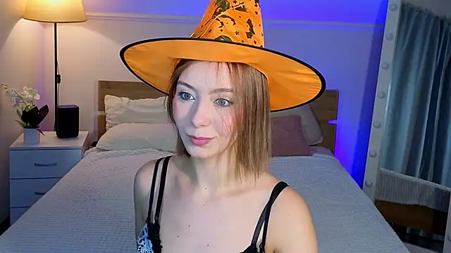 Snapshot of LumMina chatting on November 3, 9:57 am LumMina online show from November 3, 9:57 am