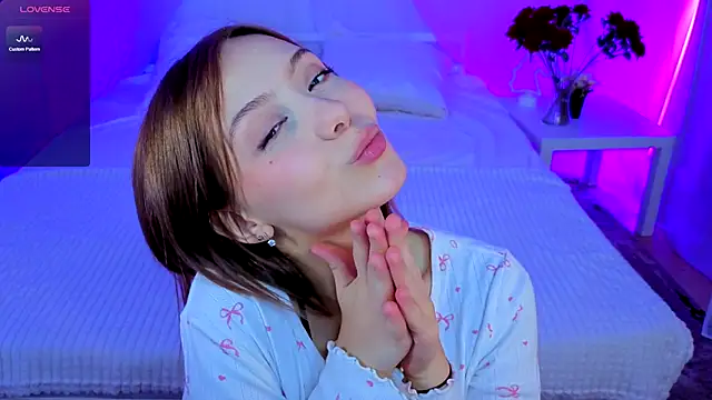 Snapshot of LumMina chatting on November 11, 11:16 am LumMina online show from November 11, 11:16 am