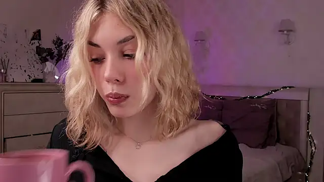 Leila Vanilla online show from February 7, 5:15 am