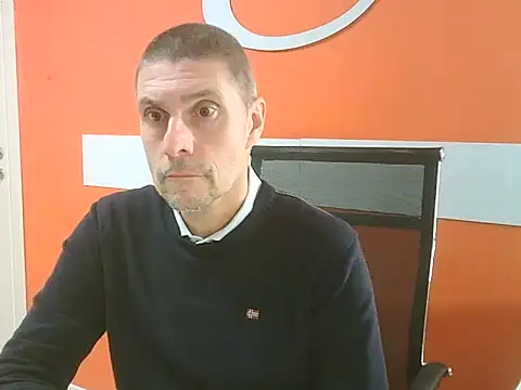 Snapshot of max79ve31 chatting on November 18, 2:31 pm max79ve31 online show from November 18, 2:31 pm