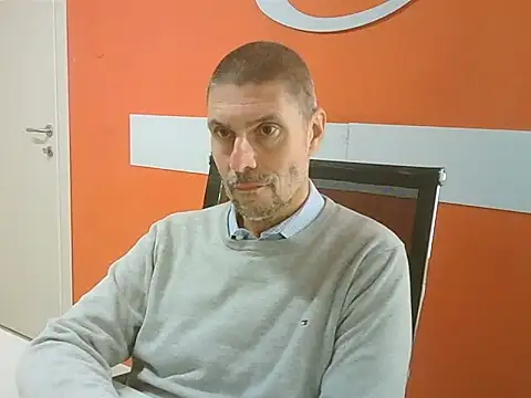 Snapshot of max79ve31 chatting on October 9, 11:22 am max79ve31 online show from October 9, 11:22 am