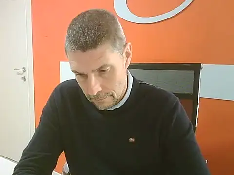 Snapshot of max79ve31 chatting on December 15, 12:11 pm max79ve31 online show from December 15, 12:11 pm