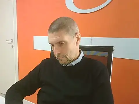 Snapshot of max79ve31 chatting on December 4, 2:05 pm max79ve31 online show from December 4, 2:05 pm