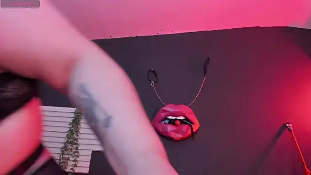 Snapshot of kinky_momm chatting on July 28, 3:21 pm kinky momm online show from July 28, 3:21 pm