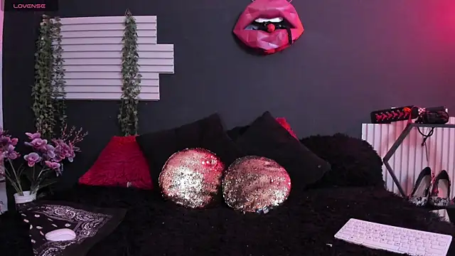Snapshot of kinky_momm chatting on July 9, 2:49 pm kinky momm online show from July 9, 2:49 pm