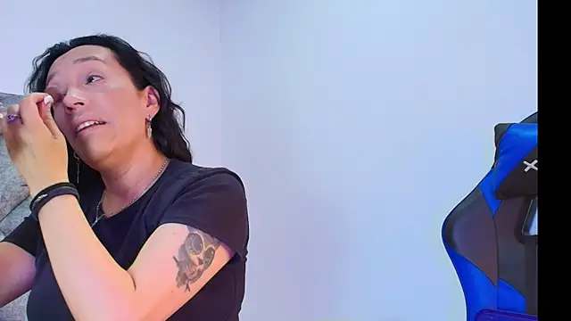 Shantey Laurent online show from November 25, 1:44 pm