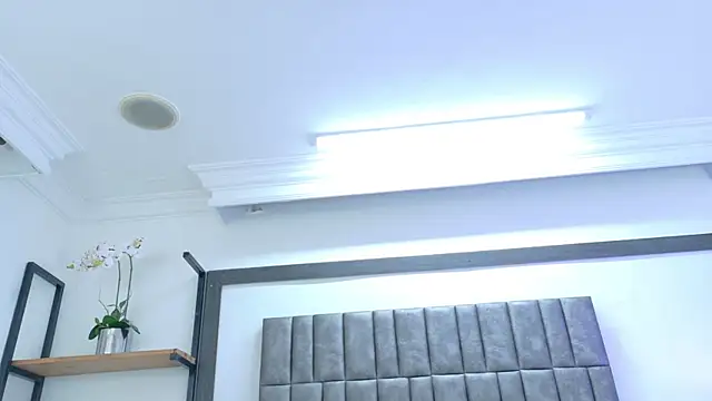 Skyler Fox  online show from April 21, 1:42 am