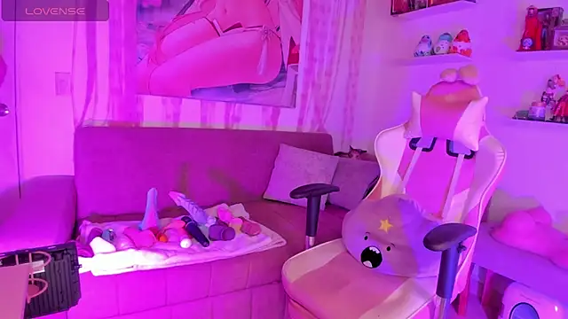 Issa Moon  online show from September 13, 1:11 pm