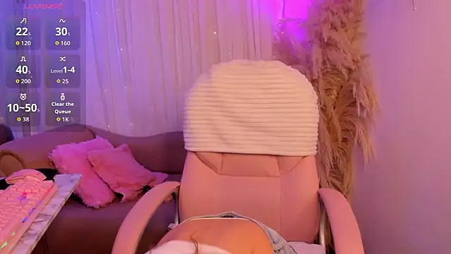 Issa Moon  online show from October 25, 12:54 am