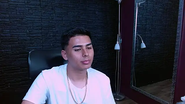 Snapshot of Matthewlodge chatting on December 17, 6:13 pm Matthewlodge online show from December 17, 6:13 pm