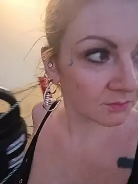 nakedgarbageperson online show from June 26, 12:11 pm
