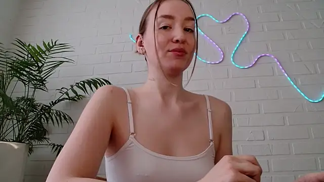 Snapshot of WhitePrincessLuna chatting on February 19, 10:01 am WhitePrincessLuna online show from February 19, 10:01 am