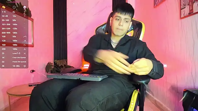 Snapshot of xKevyn chatting on October 17, 12:29 pm xKevyn online show from October 17, 12:29 pm