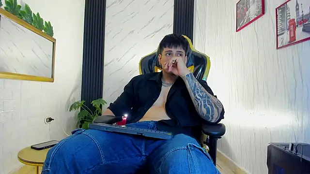 Snapshot of xKevyn chatting on October 24, 12:26 pm xKevyn online show from October 24, 12:26 pm