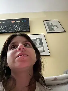 Brutecia2002 online show from April 1, 6:49 pm