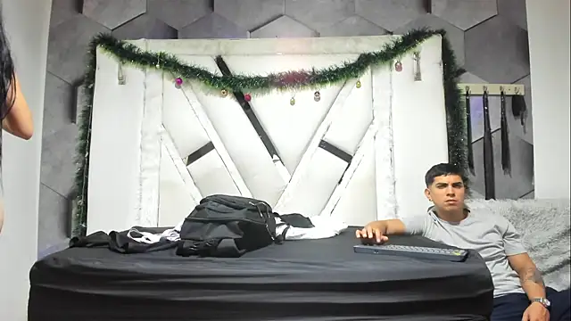 Sarahwalkerr online show from December 3, 7:57 pm