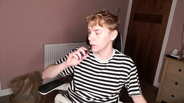Snapshot of scottishtwink01 chatting on September 19, 5:17 pm scottishtwink01 online show from September 19, 5:17 pm