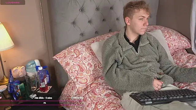 Snapshot of scottishtwink01 chatting on June 13, 10:40 pm scottishtwink01 online show from June 13, 10:40 pm