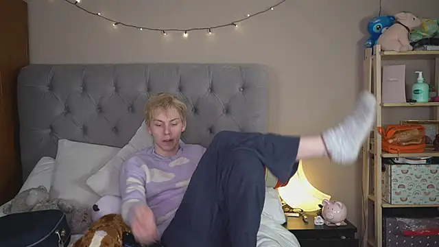 Snapshot of scottishtwink01 chatting on February 19, 1:24 am scottishtwink01 online show from February 19, 1:24 am