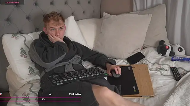 Snapshot of scottishtwink01 chatting on June 12, 10:07 pm scottishtwink01 online show from June 12, 10:07 pm