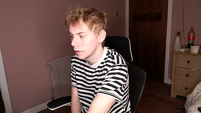 Snapshot of scottishtwink01 chatting on September 18, 2:31 pm scottishtwink01 online show from September 18, 2:31 pm