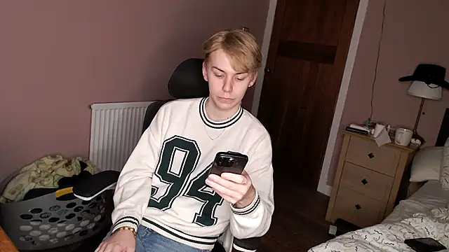 Snapshot of scottishtwink01 chatting on September 24, 12:55 pm scottishtwink01 online show from September 24, 12:55 pm