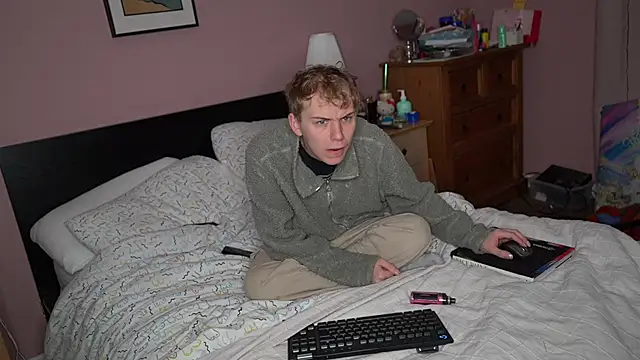 Snapshot of scottishtwink01 chatting on November 7, 3:05 pm scottishtwink01 online show from November 7, 3:05 pm