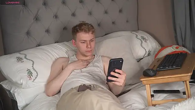 Snapshot of scottishtwink01 chatting on June 5, 10:48 pm scottishtwink01 online show from June 5, 10:48 pm