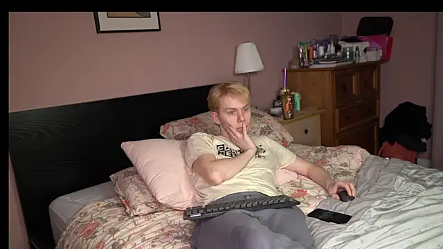 Snapshot of scottishtwink01 chatting on December 5, 2:37 pm scottishtwink01 online show from December 5, 2:37 pm