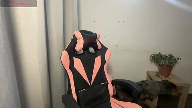 valentinauwu online show from February 10, 1:26 am