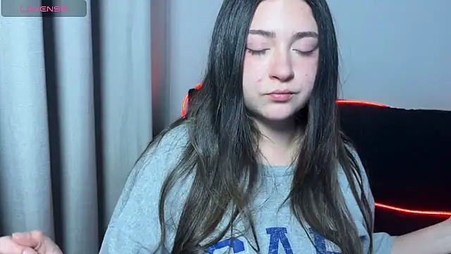 valentinauwu online show from October 19, 1:30 am