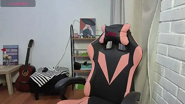 valentinauwu online show from March 17, 12:24 am