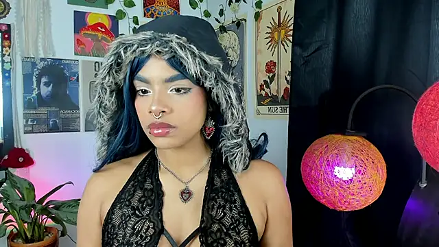 Snapshot of Raven_luv chatting on December 5, 12:10 am Raven luv online show from December 5, 12:10 am