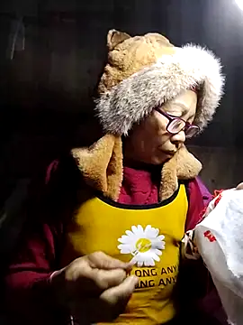 Snapshot of -Xuka-200 chatting on February 8, 10:29 pm -Xuka-200 online show from February 8, 10:29 pm