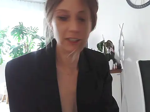 MadMadelin online show from November 3, 1:15 pm