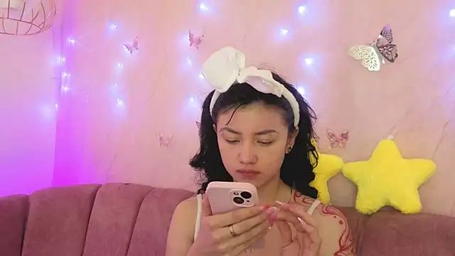 Snapshot of april_bennett chatting on December 20, 12:52 pm april bennett online show from December 20, 12:52 pm