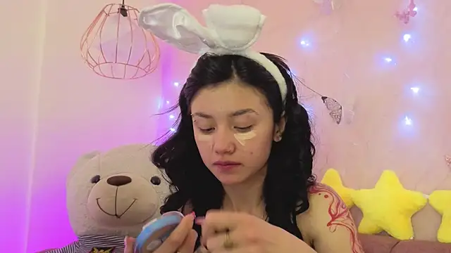 Snapshot of april_bennett chatting on December 15, 12:22 pm april bennett online show from December 15, 12:22 pm