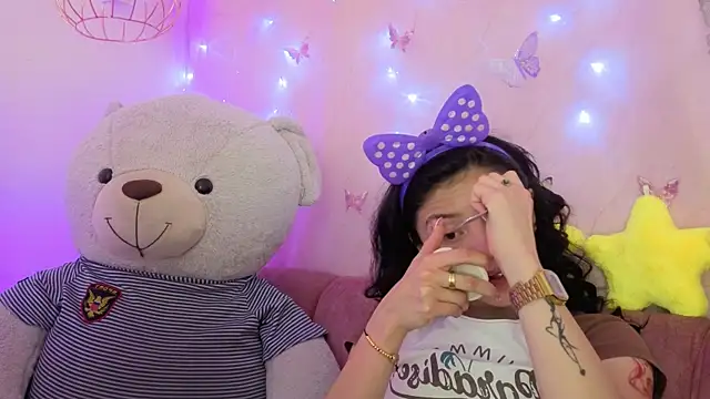 Snapshot of april_bennett chatting on December 19, 12:29 pm april bennett online show from December 19, 12:29 pm