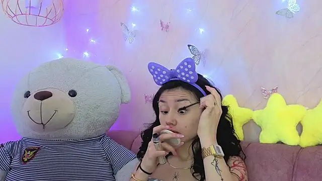 Snapshot of april_bennett chatting on December 17, 12:43 pm april bennett online show from December 17, 12:43 pm