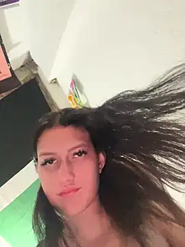 Snapshot of Caroline_daring chatting on June 9, 1:17 am Caroline daring online show from June 9, 1:17 am