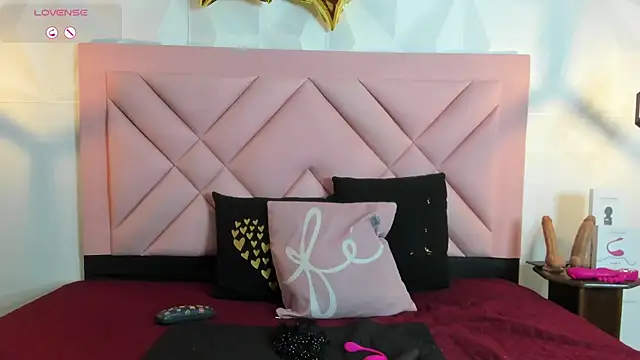 Snapshot of Caroline_daring chatting on July 1, 12:16 pm Caroline daring online show from July 1, 12:16 pm