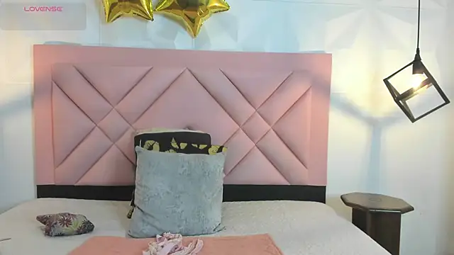 Snapshot of Caroline_daring chatting on July 9, 12:37 pm Caroline daring online show from July 9, 12:37 pm