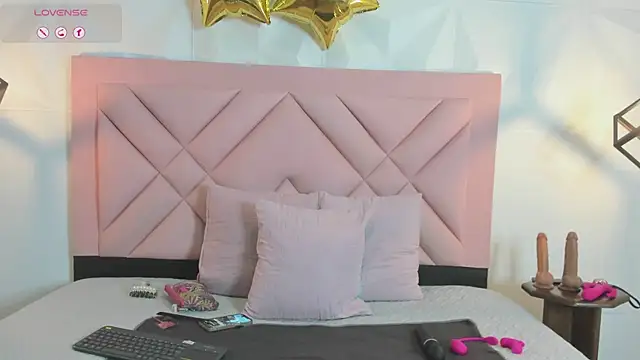 Snapshot of Caroline_daring chatting on July 6, 11:50 am Caroline daring online show from July 6, 11:50 am