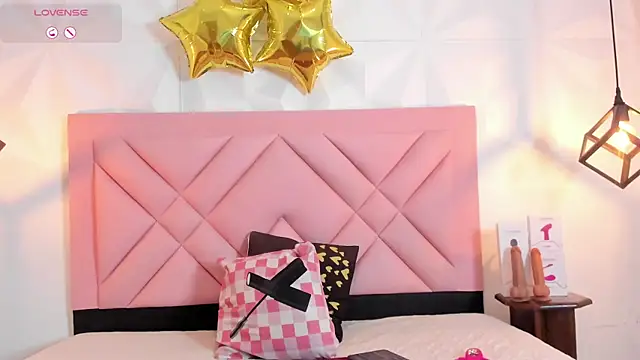 Snapshot of Caroline_daring chatting on July 3, 12:33 pm Caroline daring online show from July 3, 12:33 pm
