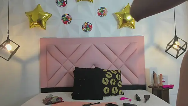 Snapshot of Caroline_daring chatting on June 28, 12:44 pm Caroline daring online show from June 28, 12:44 pm