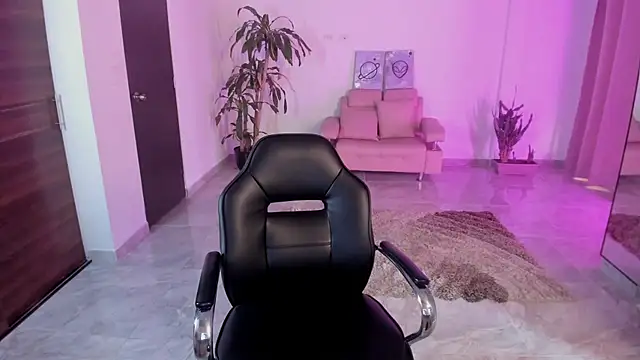 Snapshot of Candy_fox_19 chatting on December 16, 7:07 pm Candy fox 19 online show from December 16, 7:07 pm